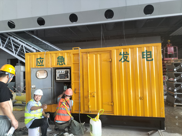 洪泽怎样判断空气滤清器是否需要更换？